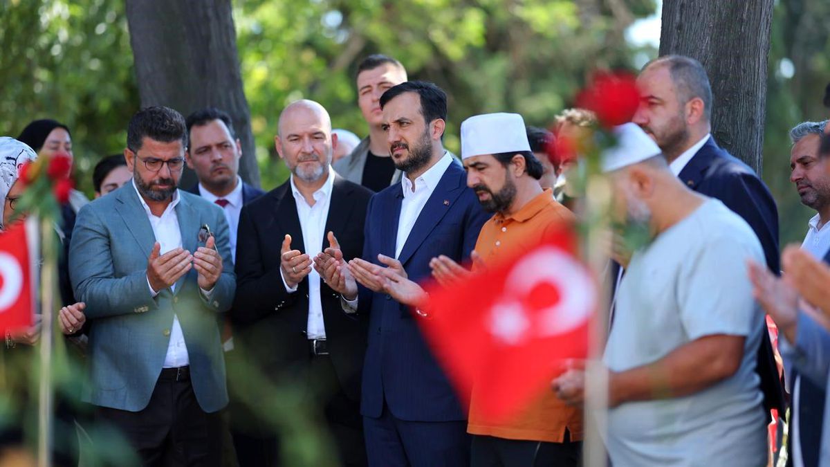 AK Parti İstanbul İl Başkanı Abdullah Özdemir konuşma yaparken çekilmiş bir fotoğrafı.