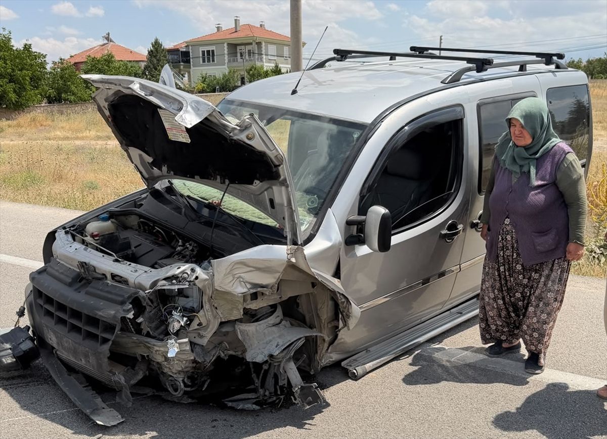 Aksaray'da otomobil ile hafif ticari aracın çarpıştığı kazada 6 kişi yaralandı