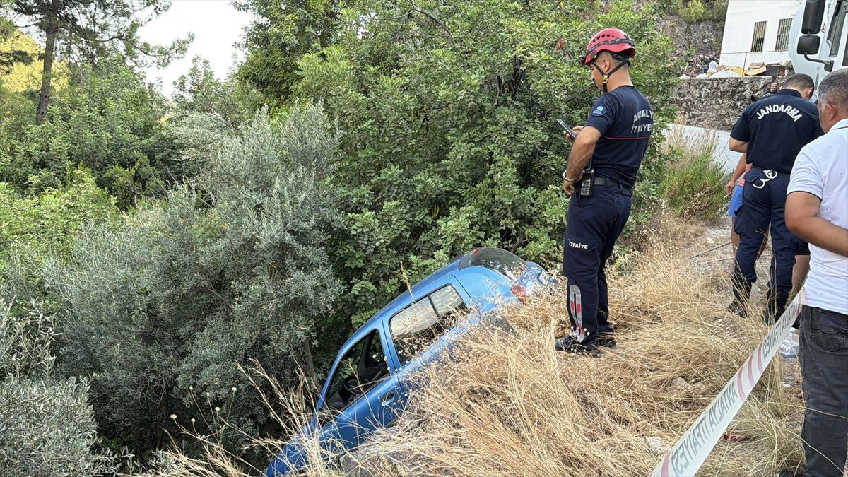 Alanya'da şarampole düşen otomobilin bulunduğu kaza yeri.