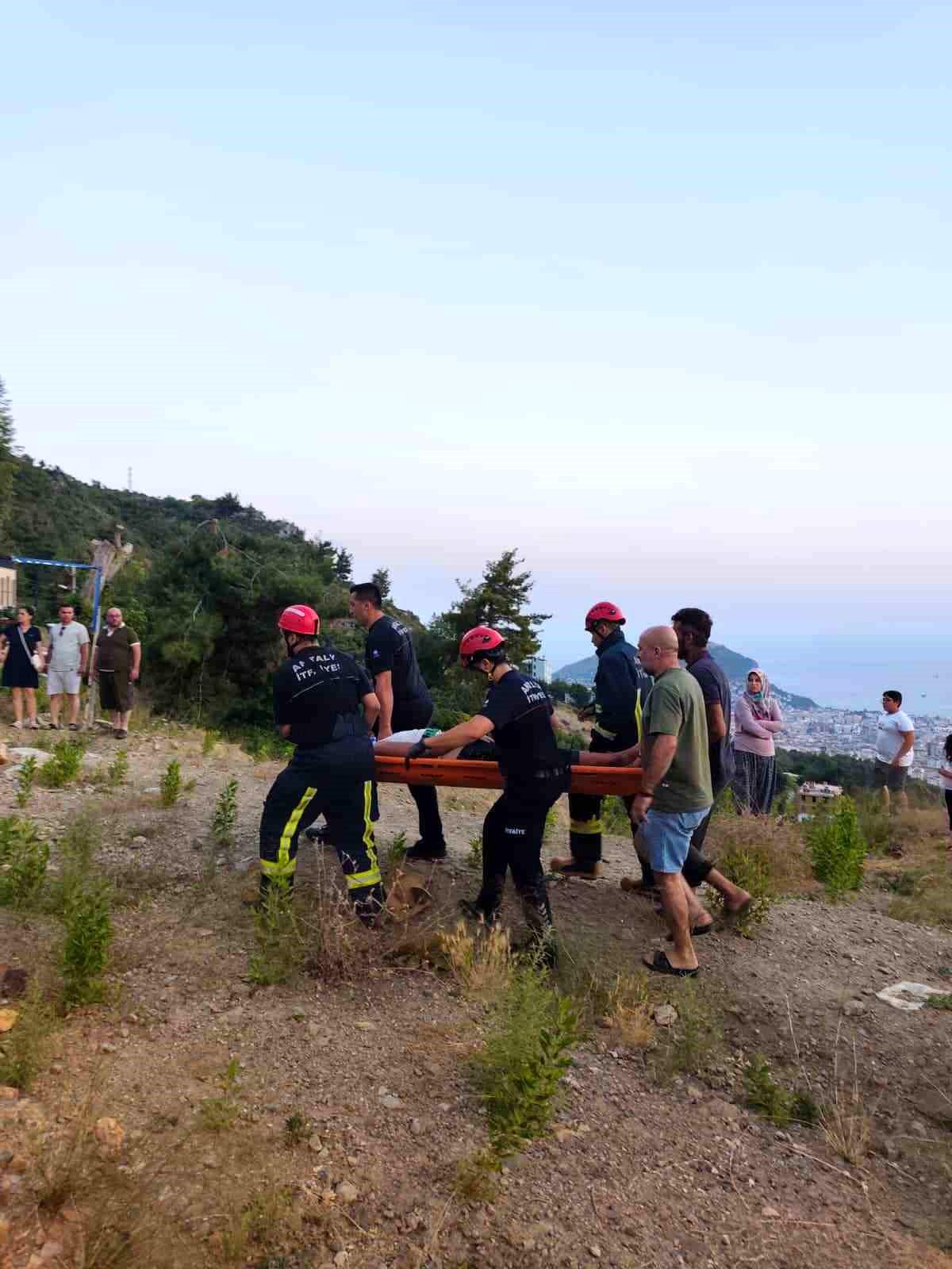 Alanya'da uçuruma yuvarlanan ATV'den yaralı sürücünün itfaiye tarafından kurtarılması.