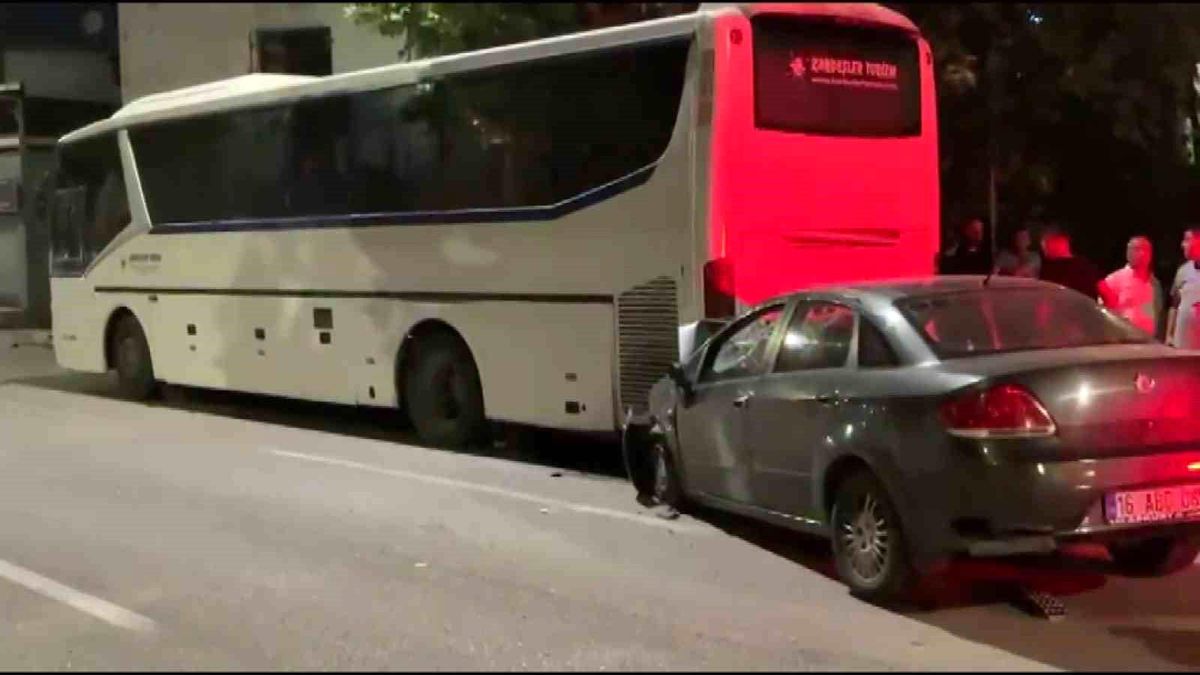 Bursa'da trafik kazası sonrası hasar gören otomobil ve otobüs.