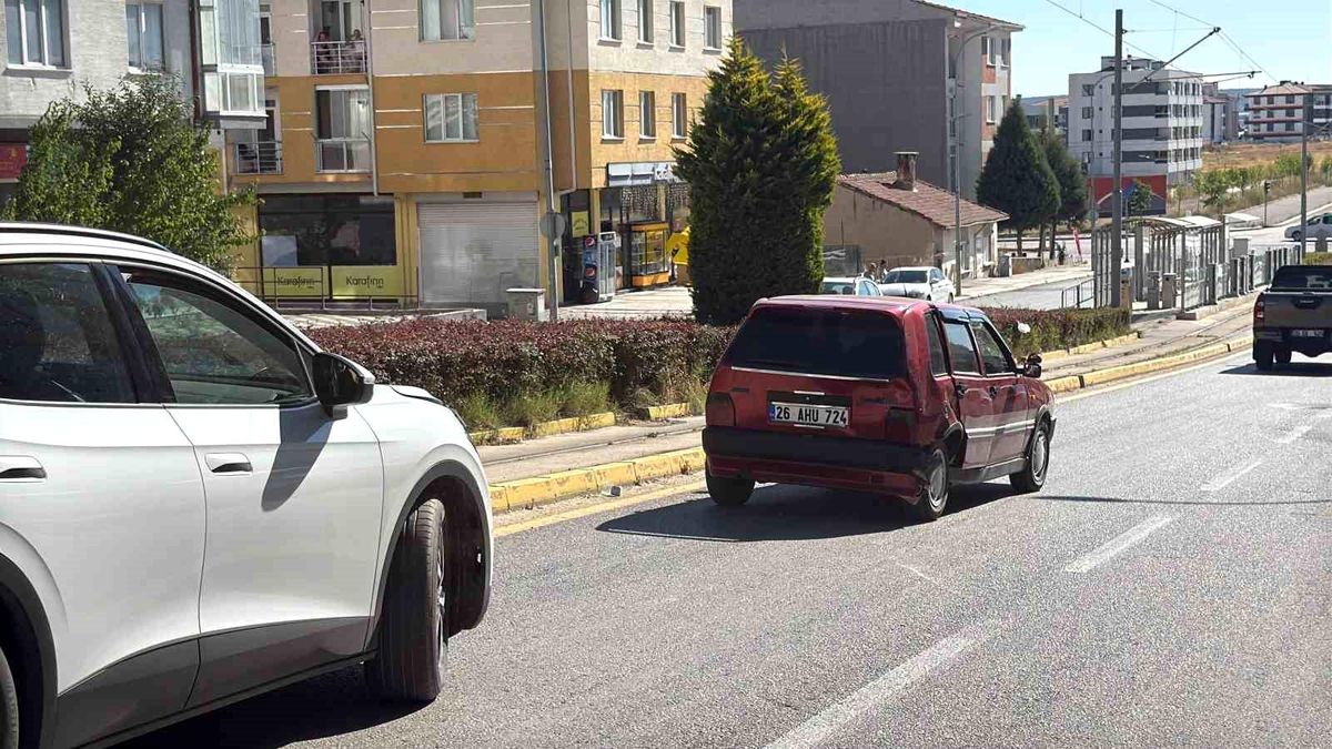 Ani manevra yapan sürücü yoluna devam etti, arkadaki araçlar kaza yaptı