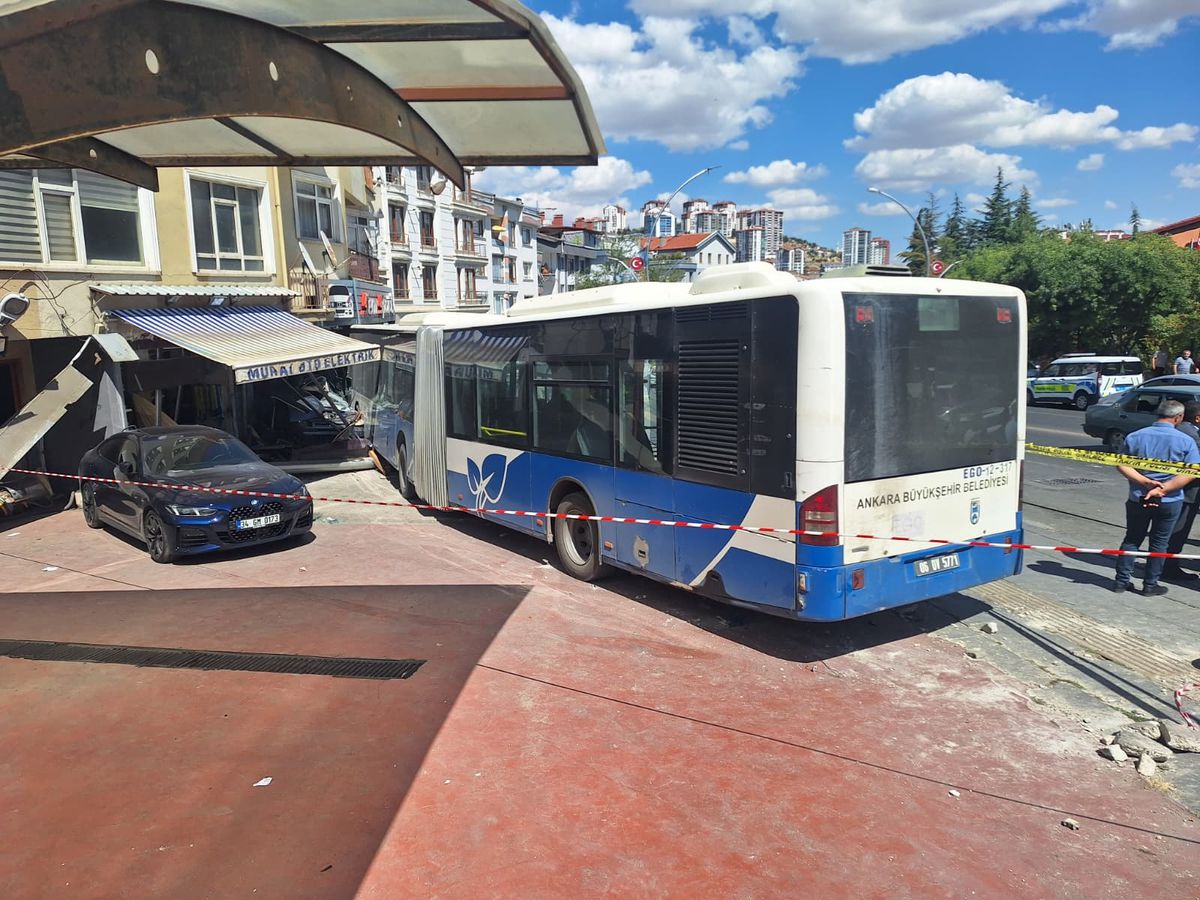 Ankara'da belediye otobüsü iş yerine girdi: 7 yaralı