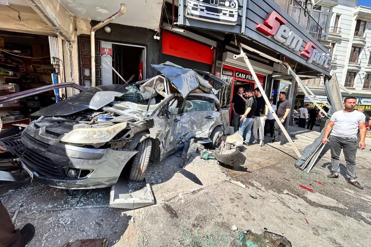 Ankara'da korkunç kaza! EGO otobüsü iş yerine daldı, çok sayıda yaralı var