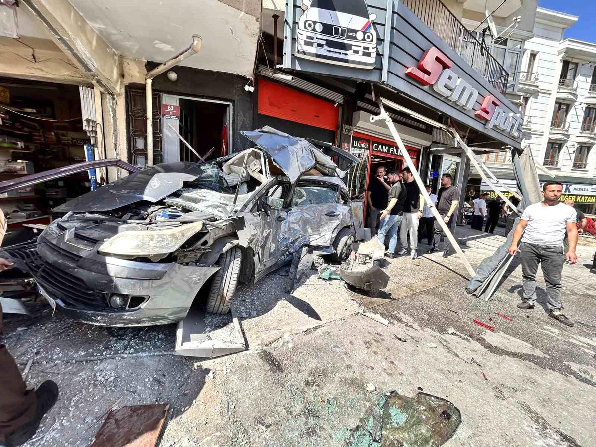 Ankara'da EGO otobüsü iş yerine girdi: 7 yaralı