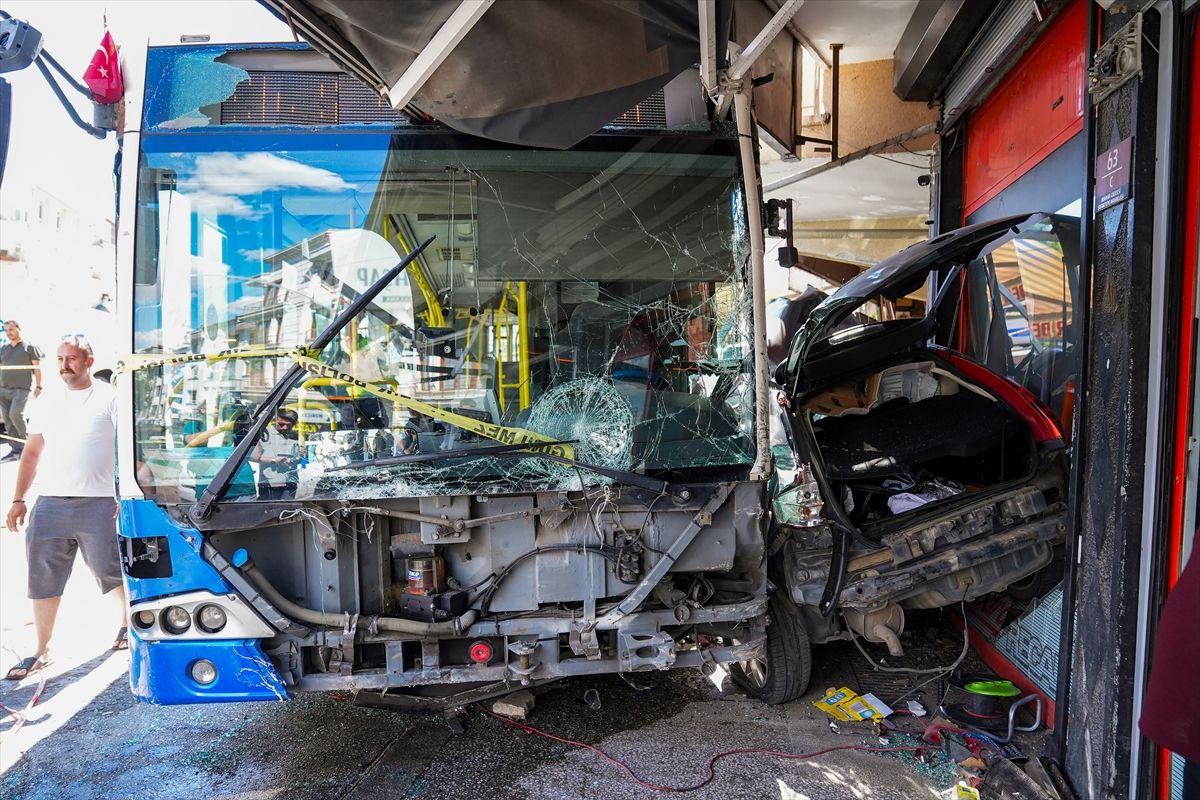 Ankara'da kontrolden çıkan EGO otobüsü iş yerine çarptı