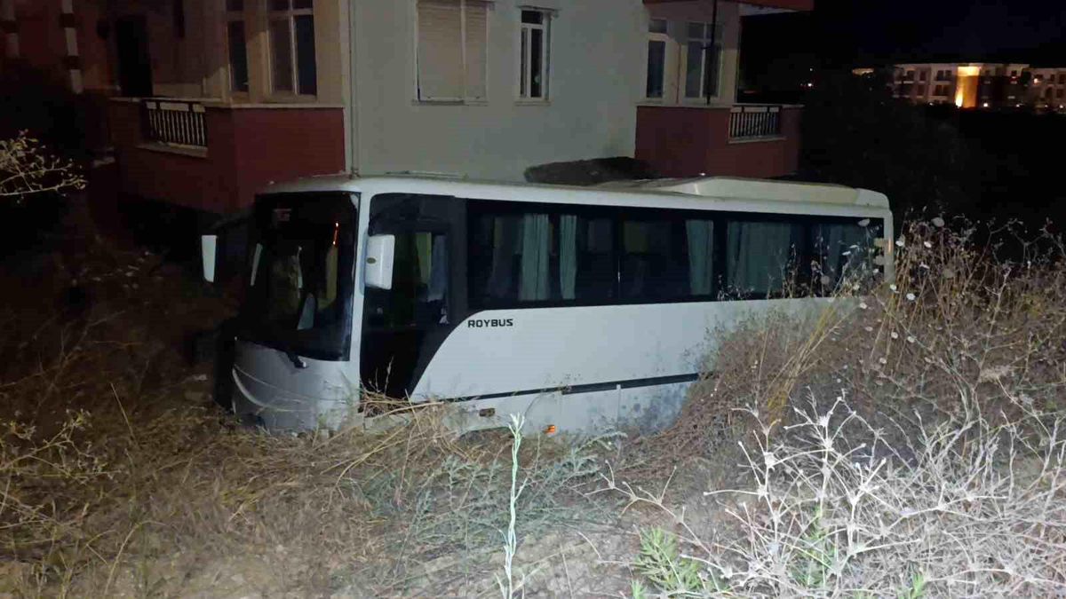 Antalya'da midibüs otomobille çarpıştı: 6 yaralı
