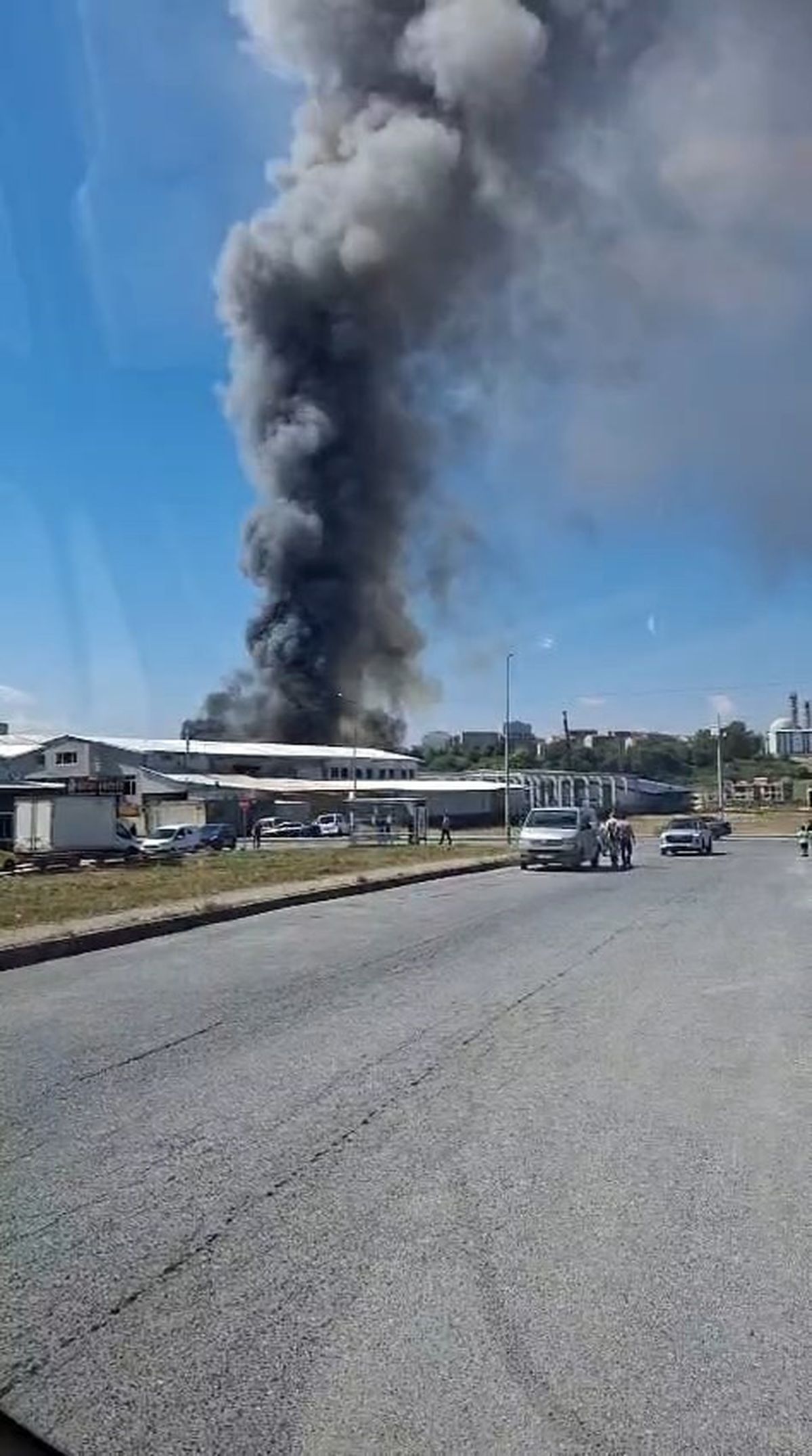 Arnavutköy Bolluca'da bir fabrikada çıkan yangın.