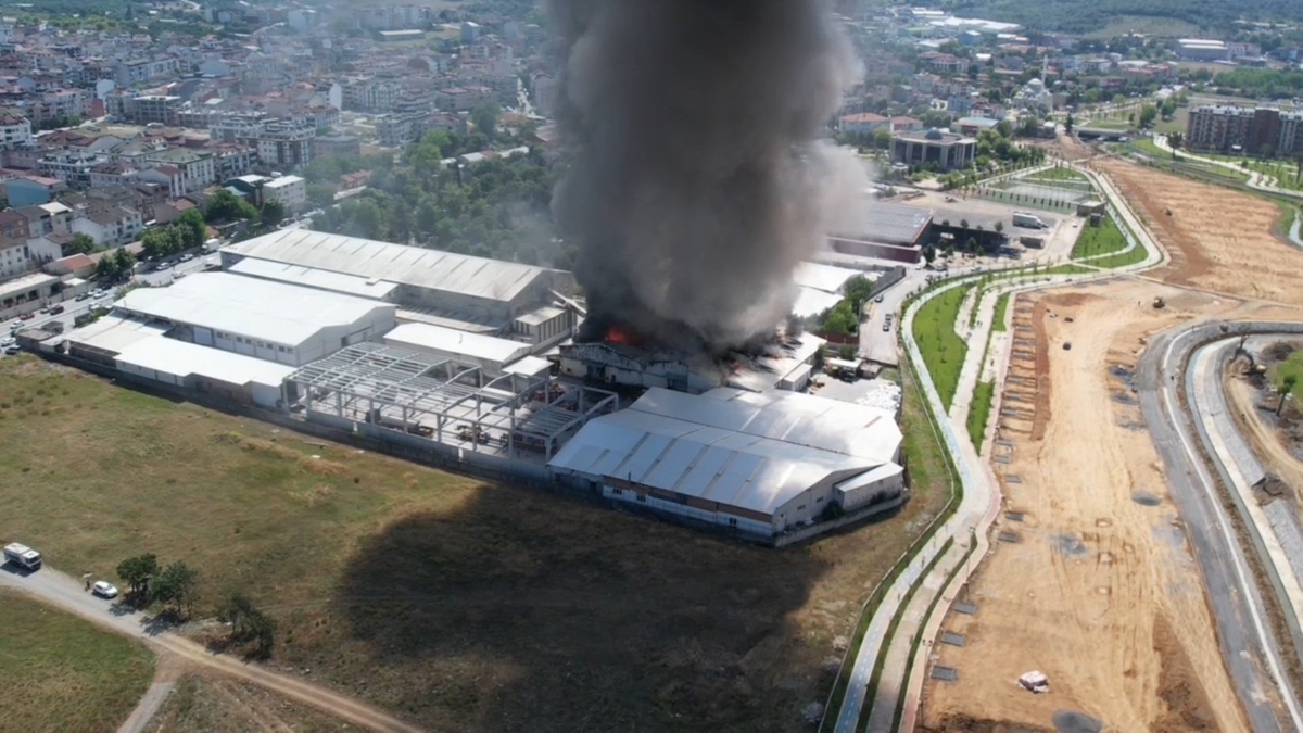 Arnavutköy'de Fabrikada Yangın: Çok Sayıda İtfaiye Ekibi Sevk Edildi