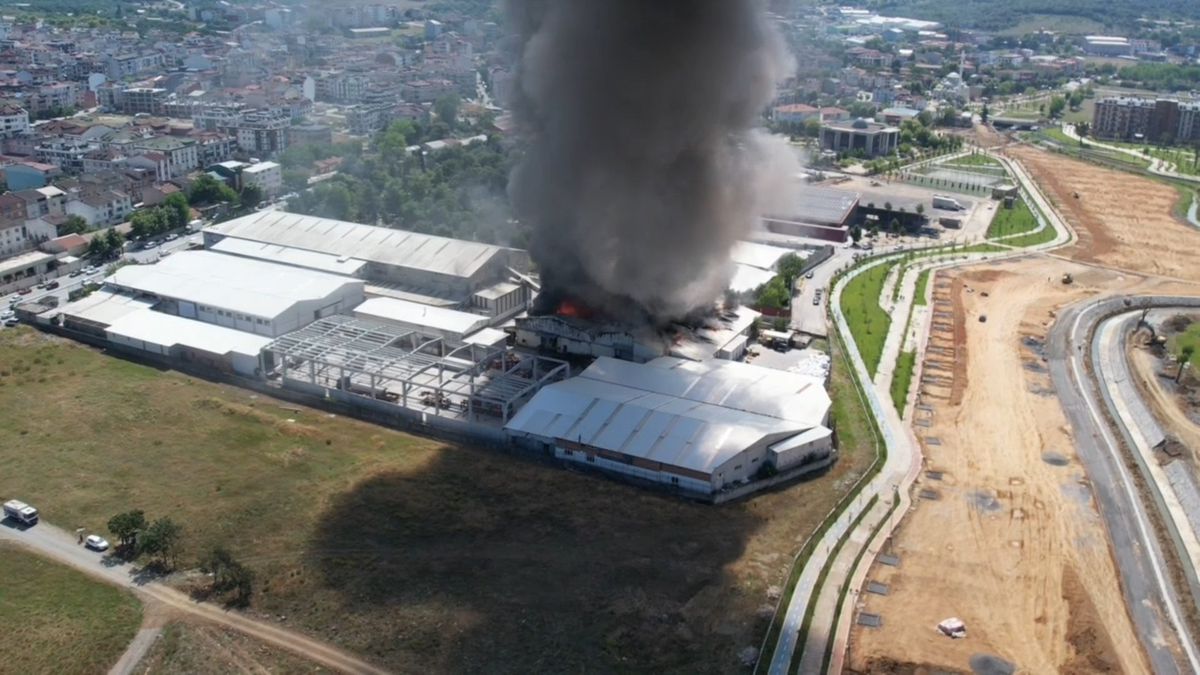 Arnavutköy'de Fabrikada Yangın: Çok Sayıda İtfaiye Ekibi Sevk Edildi