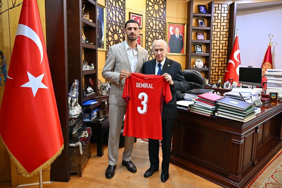 MHP Genel Başkanı Devlet Bahçeli'nin, milli futbolcu Merih Demiral'ı makamında kabul ettiği an.
