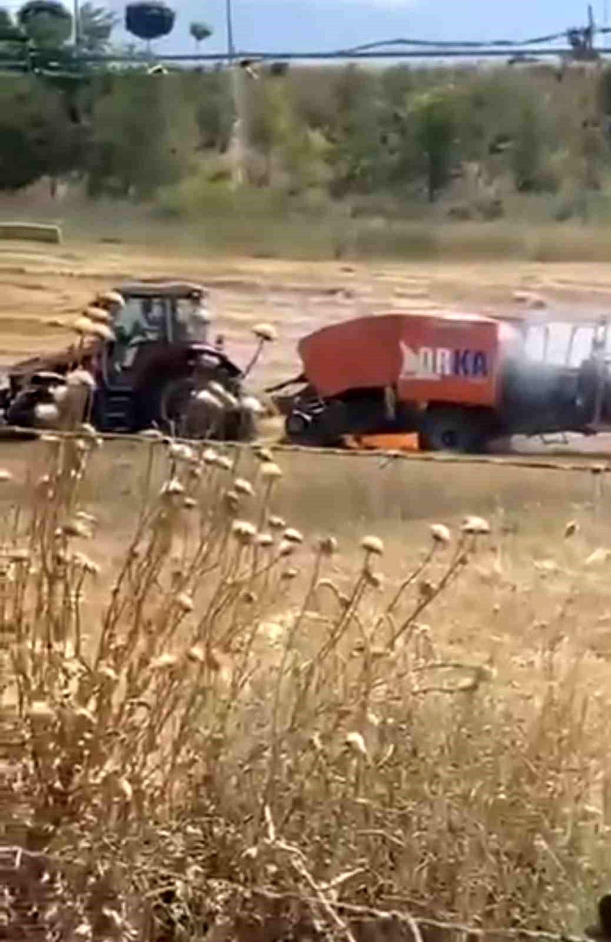 Balya makinesindeki yangın tarlaya sıçradı