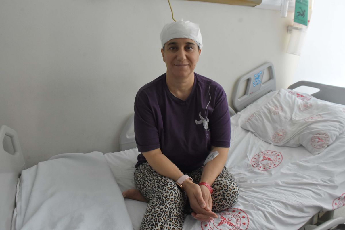 Beynindeki 8 santimetrelik tümör, hibrit yöntemle çıkarıldı