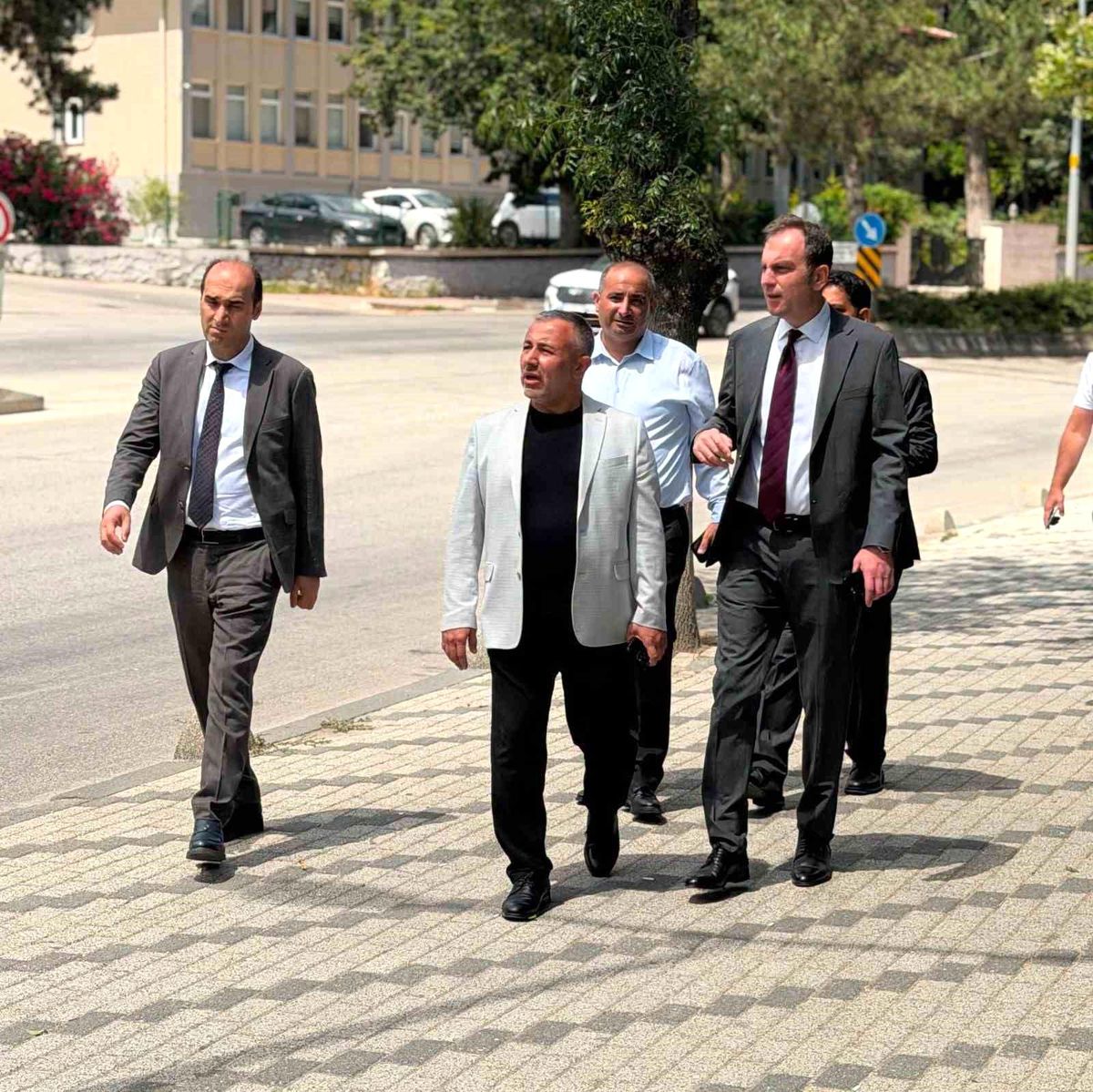 AK Parti Bilecik İl Başkanı Serkan Yıldırım ve Karayolları 14. Bölge Müdürü Yusuf Güneş, Bilecik'teki yol projelerini inceliyor.