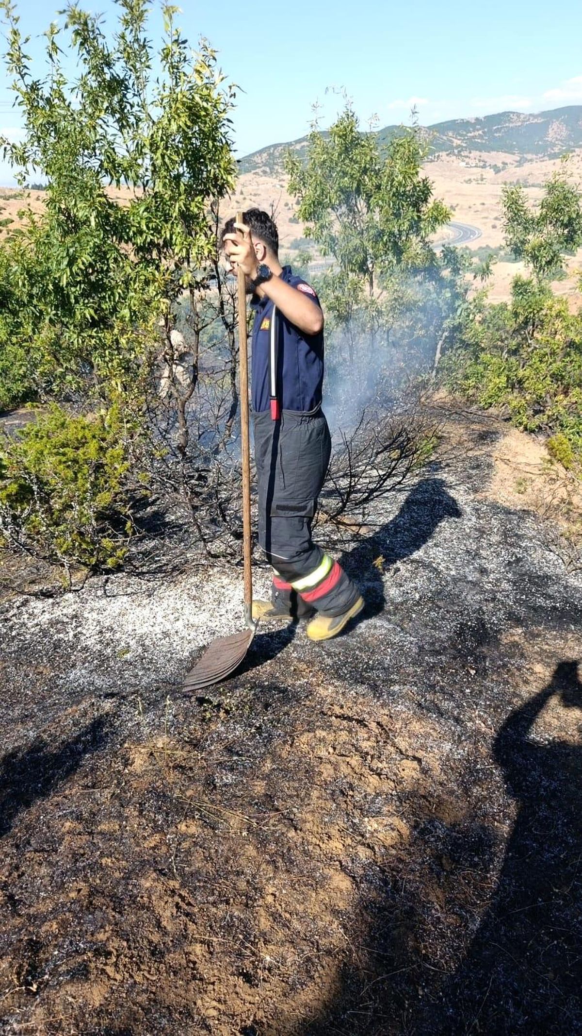 Bingöl Genç ilçesinde meydana gelen yangın sonrası ekiplerin müdahale alanı.