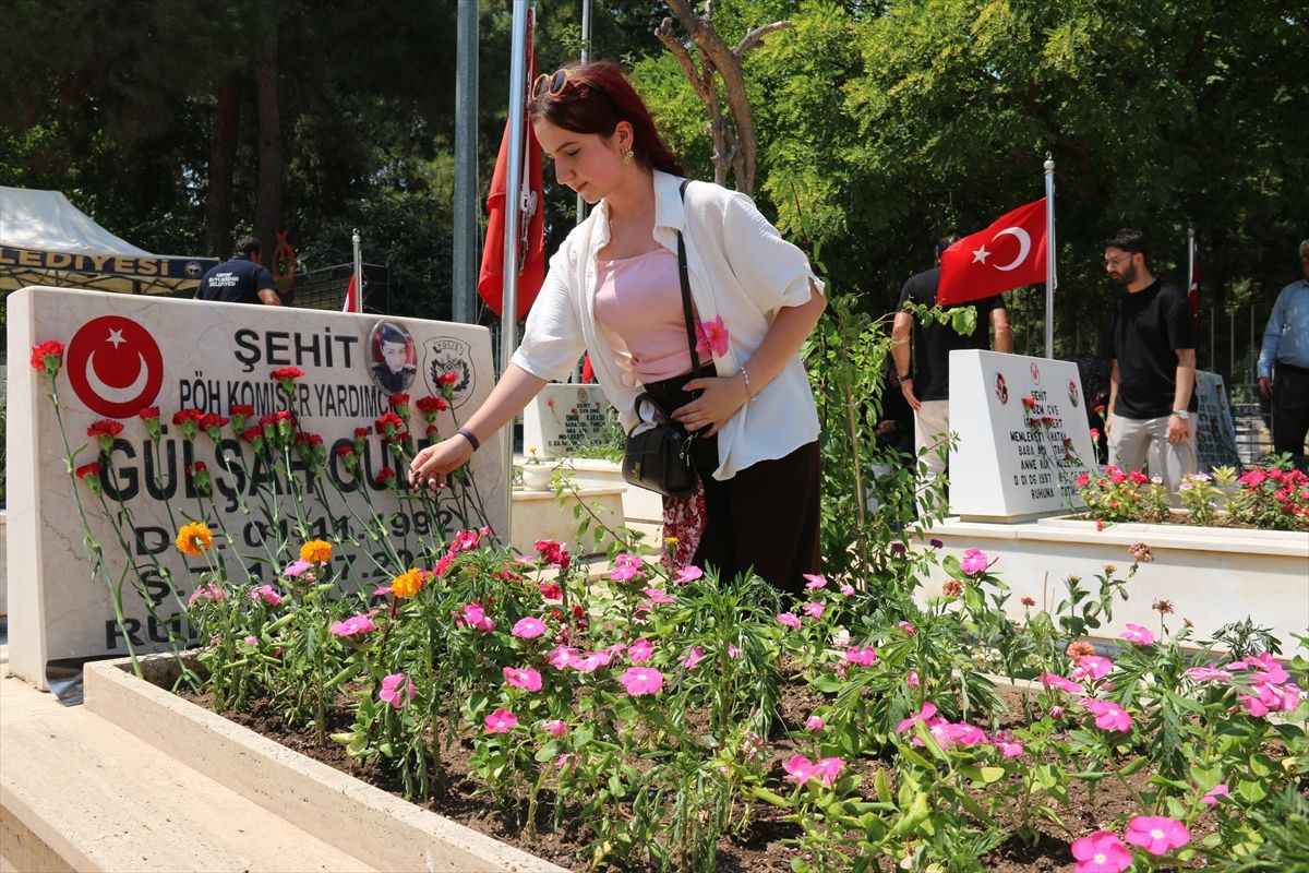 Genç Kız, Şehit Komiser Gülşah Güler'in Kabrini Ziyaret Etti