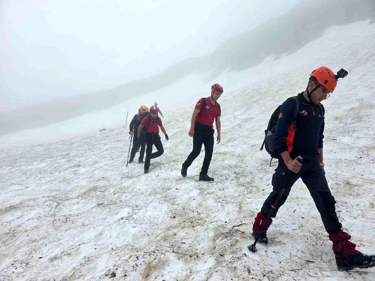 Çamlıhemşin'de mahsur kalan 3 turiste 10 saatlik çalışmaların ardından ulaşıldı