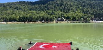 Çorum'da 15 Temmuz anısına Yeşil Göl'de bayraklı dalış