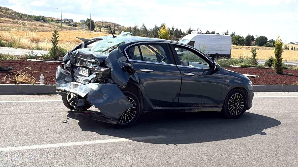 Çorum'da tır ile çarpışan otomobil kullanılmaz hale geldi
