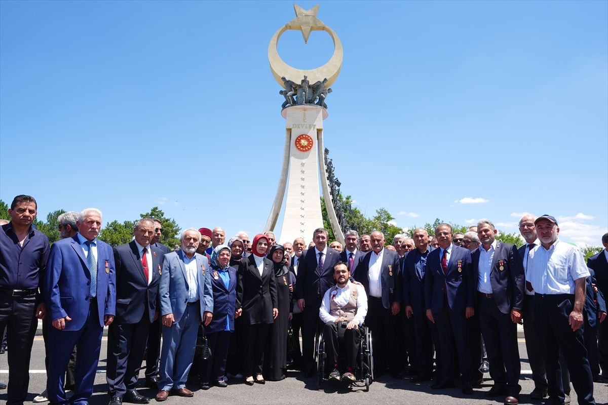 Yılmaz ve Göktaş, 15 Temmuz Şehitler Anıtı'nda anma törenine katıldı
