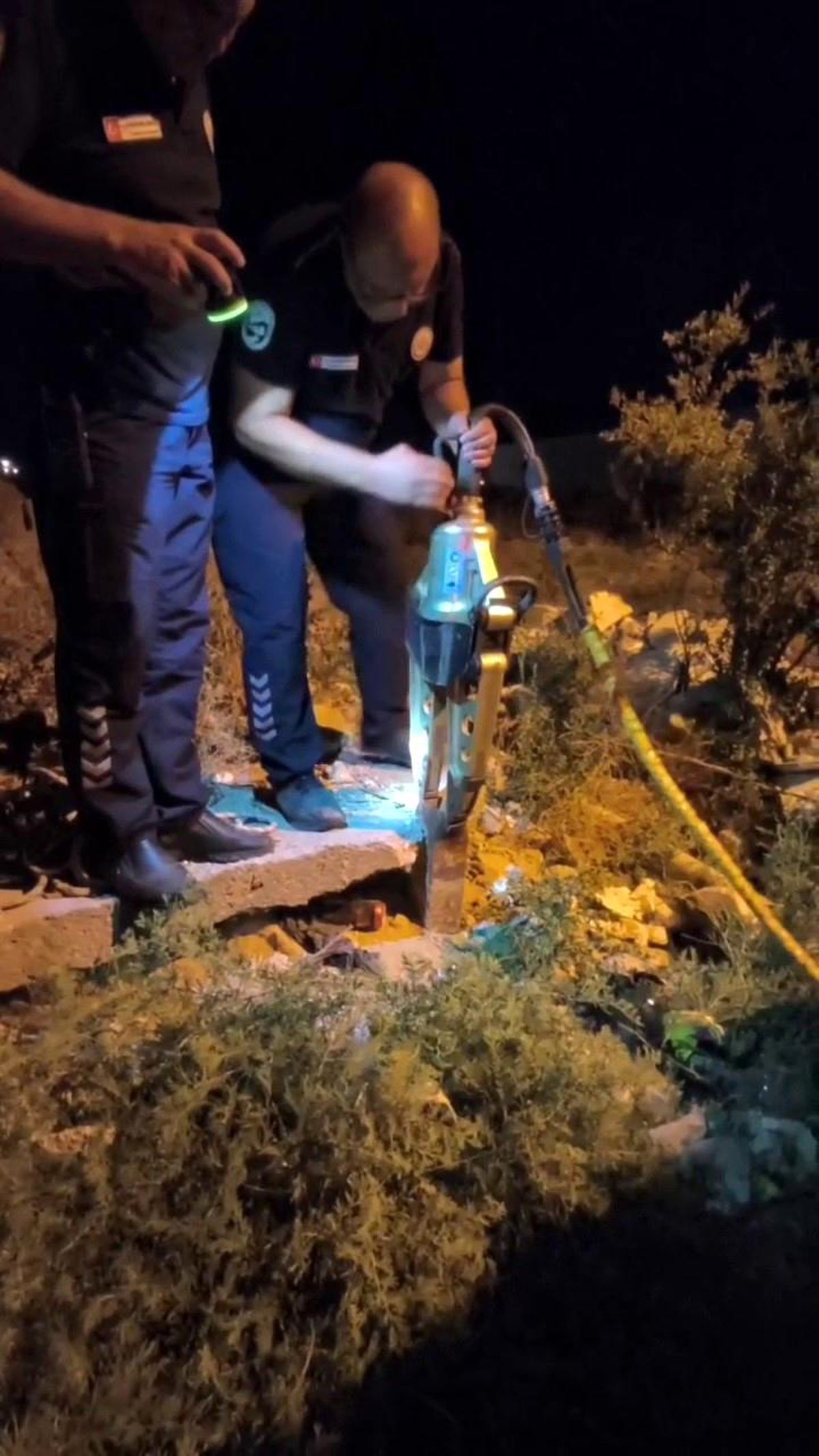 Hatay'ın Antakya ilçesinde demir boruya sıkışan kirpi, itfaiye ekipleri tarafından kurtarılıyor.