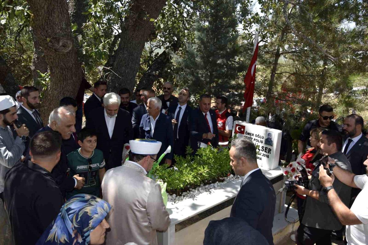 Dicle'de 15 Temmuz'da şehitler kabirleri başında anıldı