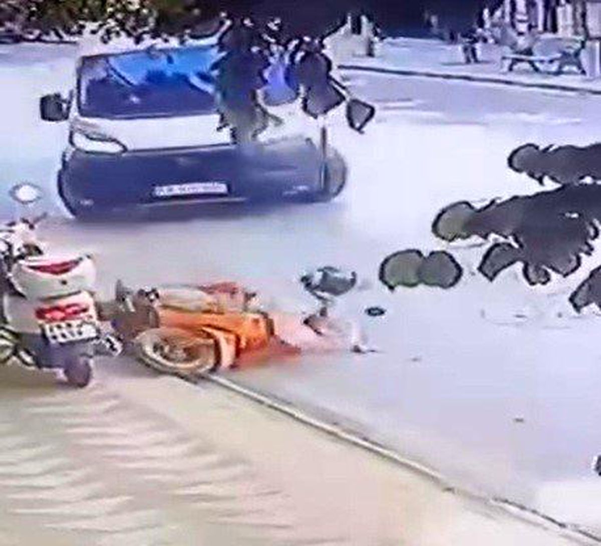 Dönüş yapan minibüs motosiklete böyle çarptı
