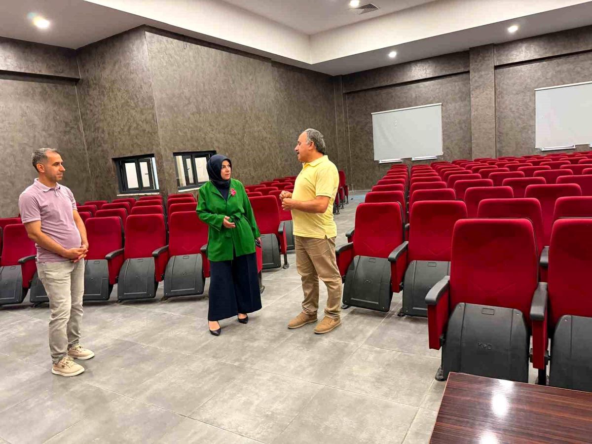 Düzce İl Milli Eğitim Müdürü Gülşen Özer'in 15 Temmuz Şehitleri Ortaokulu'nu ziyaretinden bir kare.