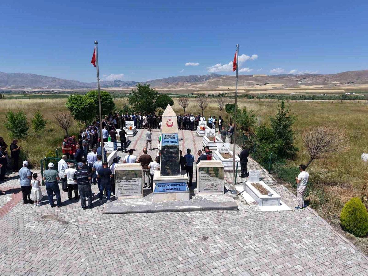 Erzincan Valisi Hamza Aydoğdu, Edebük Şehitliği'nde şehit kabirlerine karanfil bırakıyor.