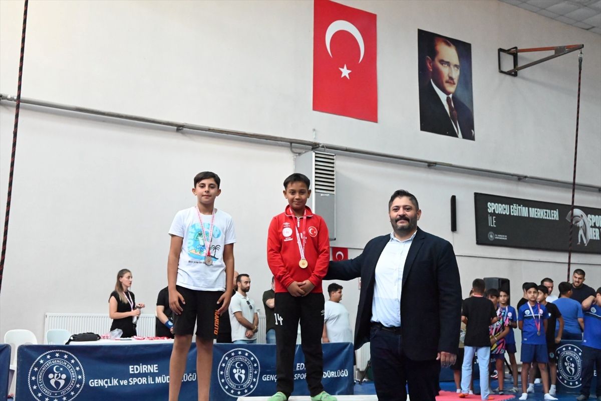 Edirne'de 15 Temmuz kapsamında minikler güreş müsabakaları düzenlendi