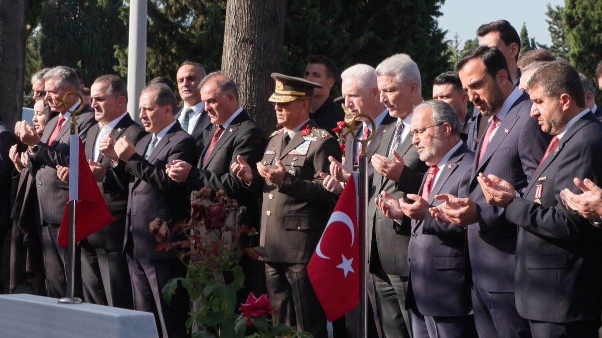 Edirnekapı 15 Temmuz Demokrasi Şehitliği'nde düzenlenen anma töreninden bir görüntü.