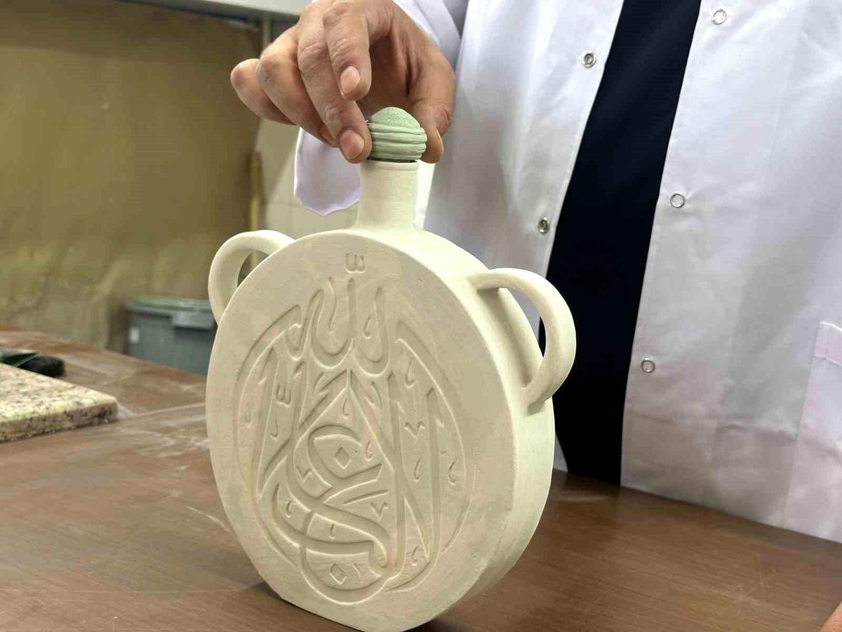 Eskişehir Olgunlaşma Enstitüsü'nde seramik atölyesinde çalışmalar yapılıyor.