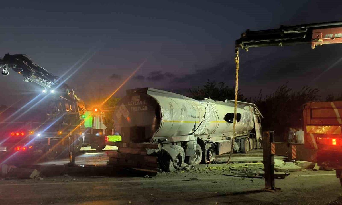 Hatay'ın Erzin ilçesinde devrilmiş yakıt yüklü tanker ve temizlik çalışması yapan ekipler.