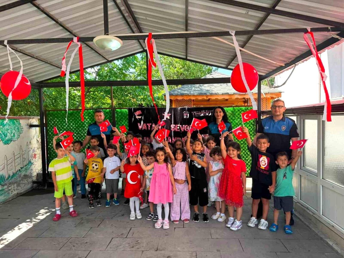 Erzincan'da 15 Temmuz etkinliği: Polisten Kur'an kursu öğrencilerine milli bilinç eğitimi