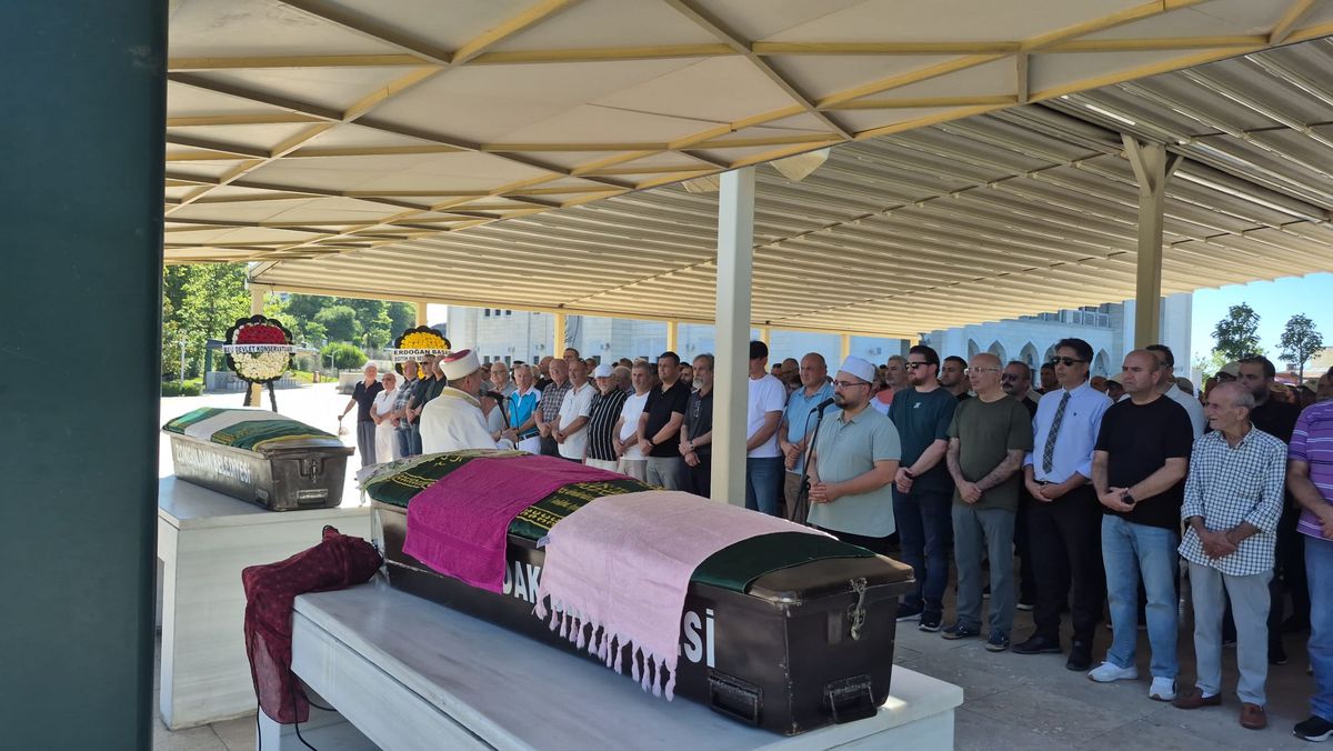 Zonguldak'ta trafik kazasında hayatını kaybeden çiftin cenaze töreni.