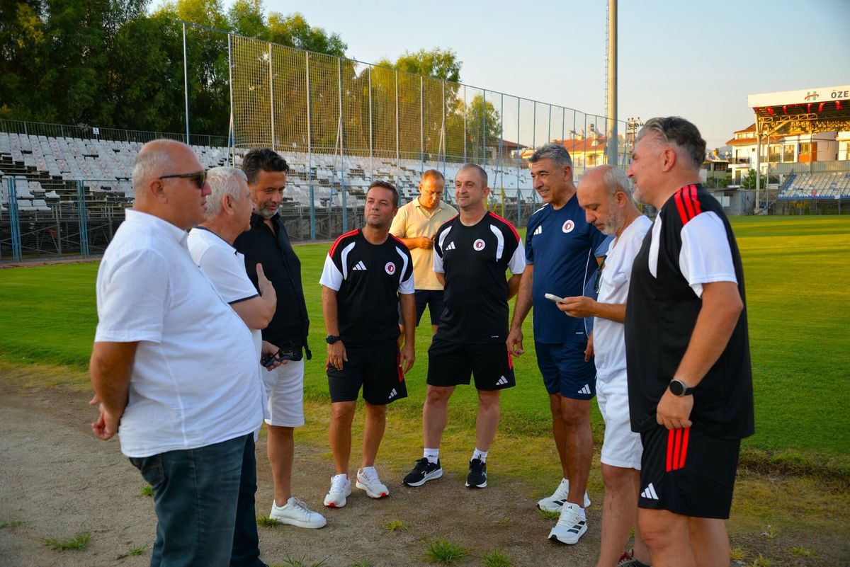 Fethiyespor futbolcuları antrenman sonrası taraftarlardan baklava alırken