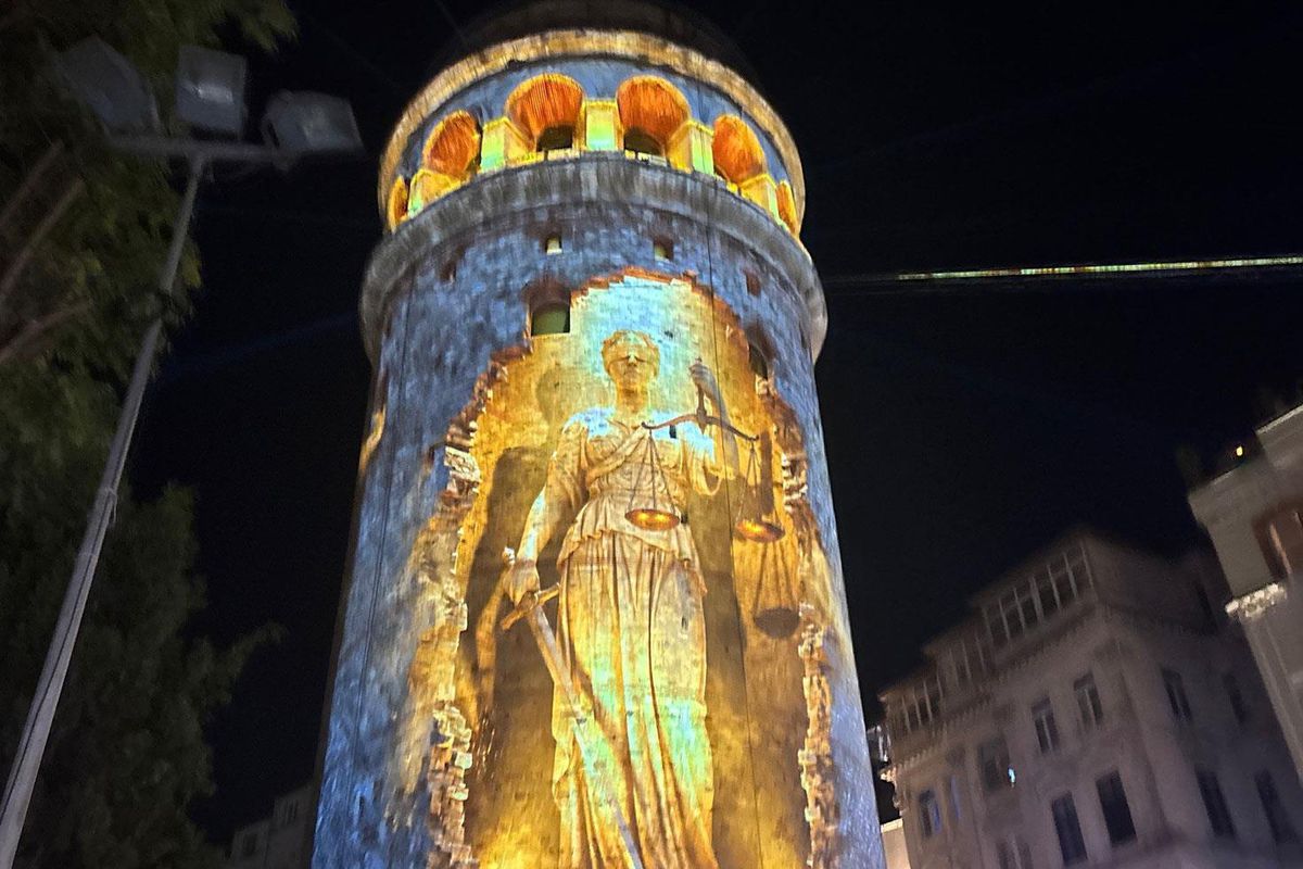 Galata Kulesi'nde 15 Temmuz mapping gösterisi