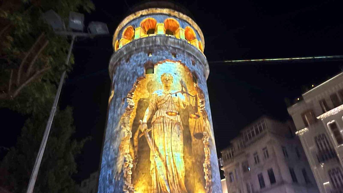 Galata Kulesi'nde 15 Temmuz Mapping Gösterisi