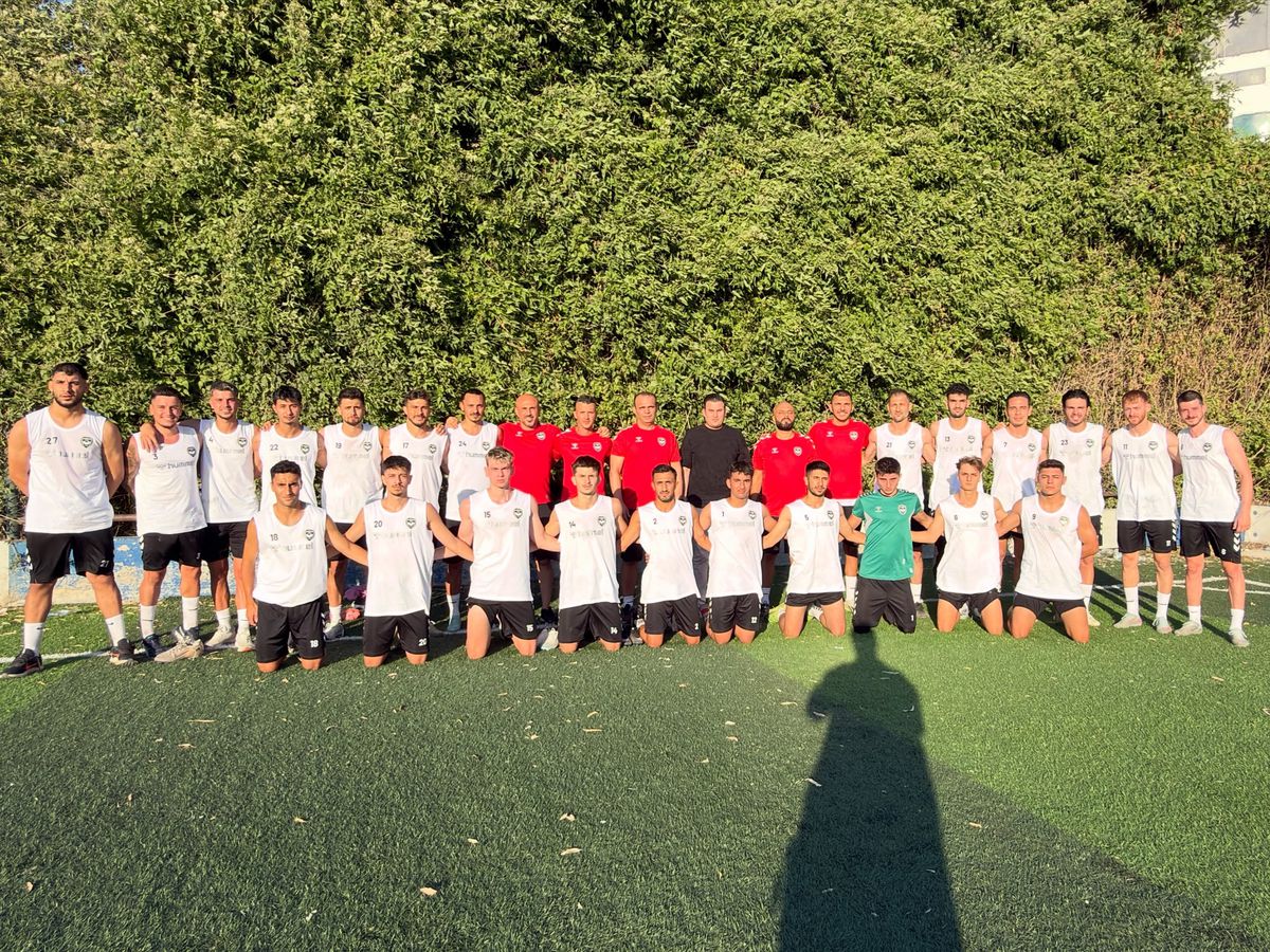 Gaziemir Spor futbol takımı antrenman yaparken