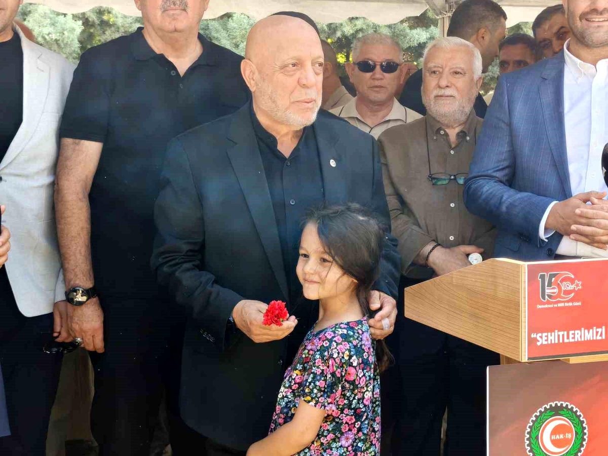 HAK-İŞ Konfederasyonu üyeleri, 15 Temmuz Şehitliği'ni ziyaret ediyor.
