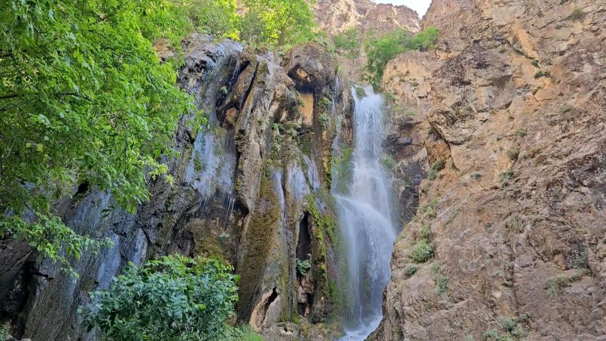 Hakkari'nin Yüksekova ilçesindeki Ava Ore Şelalesi'nin dört mevsim boyunca sunduğu doğal güzellikler.