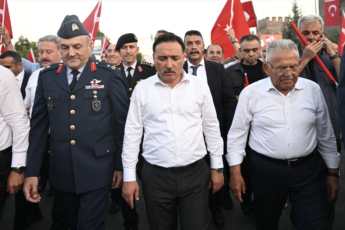 İç Anadolu'da 15 Temmuz Demokrasi ve Milli Birlik Günü kapsamında düzenlenen yürüyüşlerden bir görüntü.