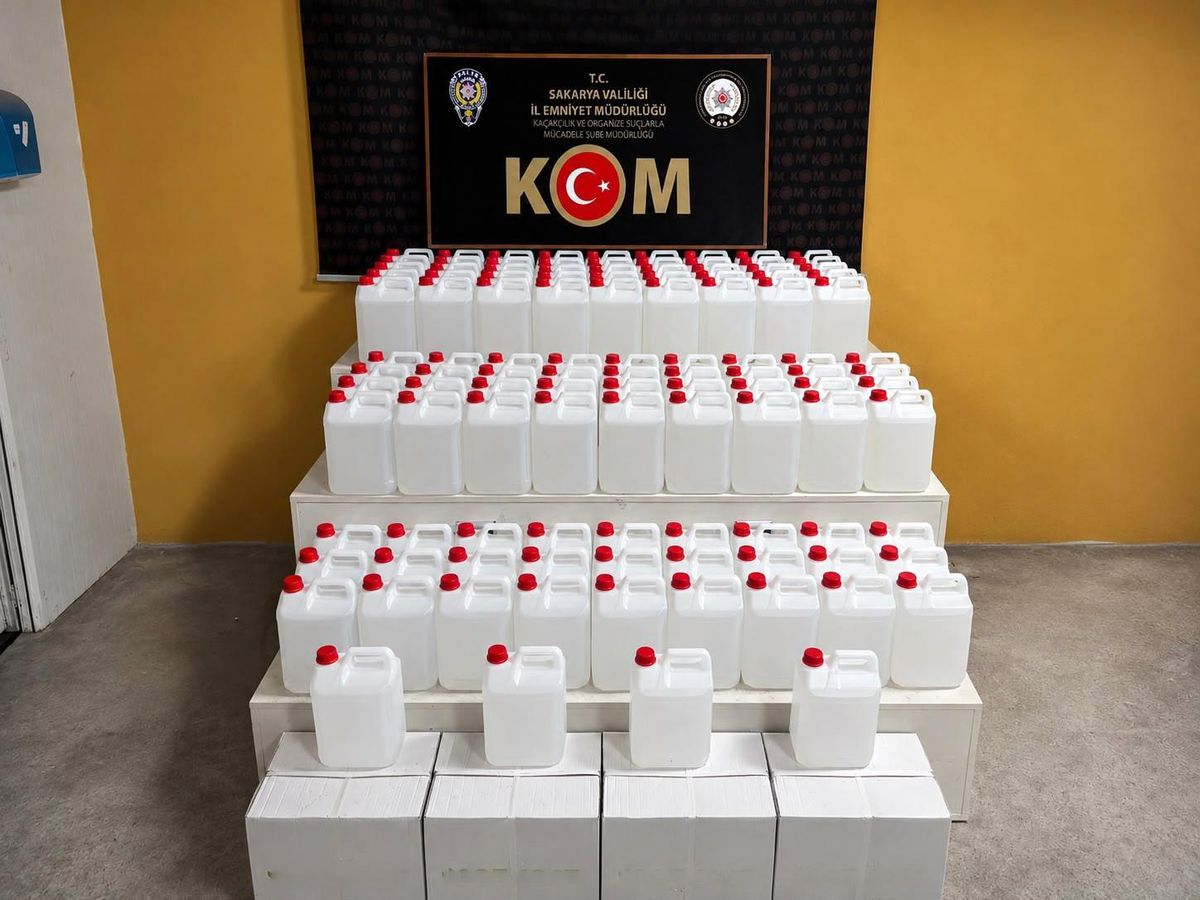 Sakarya'da polis ekiplerinin durdurduğu kamyondan etil alkol bidonları çıkarılıyor.