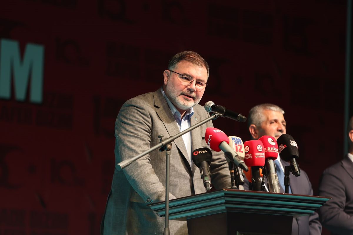 İzmir'de 15 Temmuz'un 10. yıl dönümünde binlerce kişi Konak Meydanı'nda andı