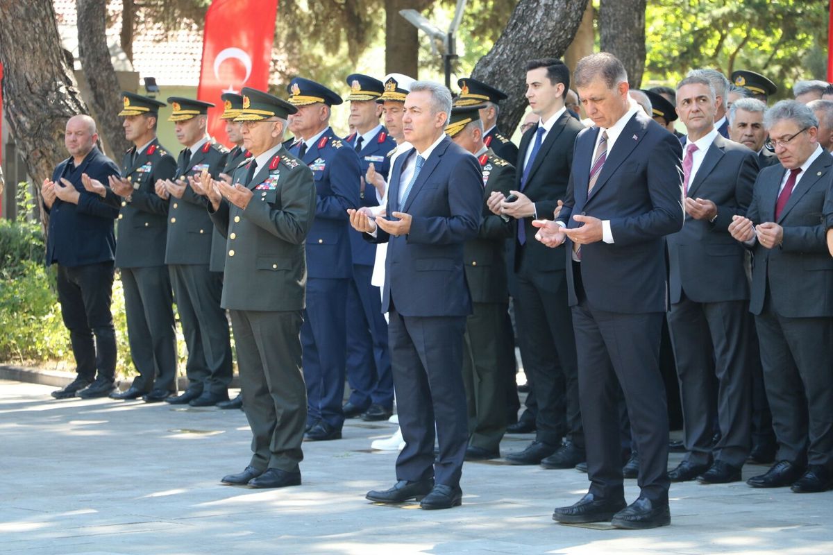 İzmir'de 15 Temmuz Şehitleri Kadifekale'de Dualarla Anıldı
