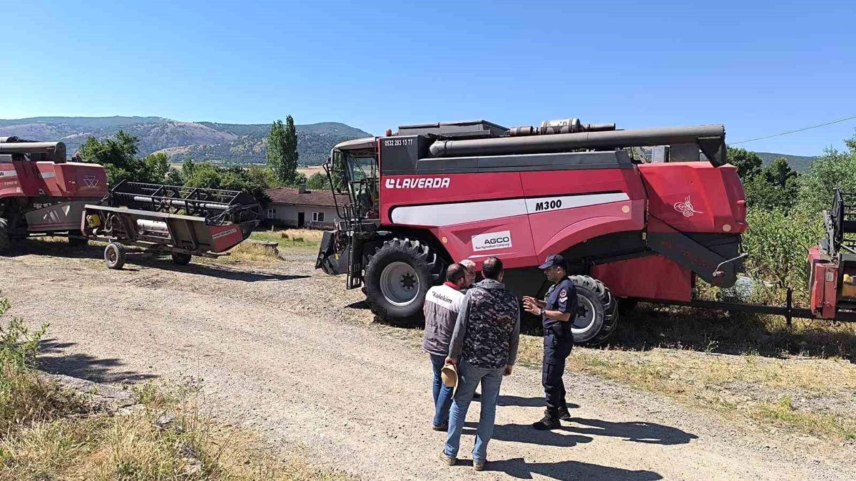 Bozüyük'te bir tarlada biçerdöver çalışırken çekilmiş genel bir görüntü.