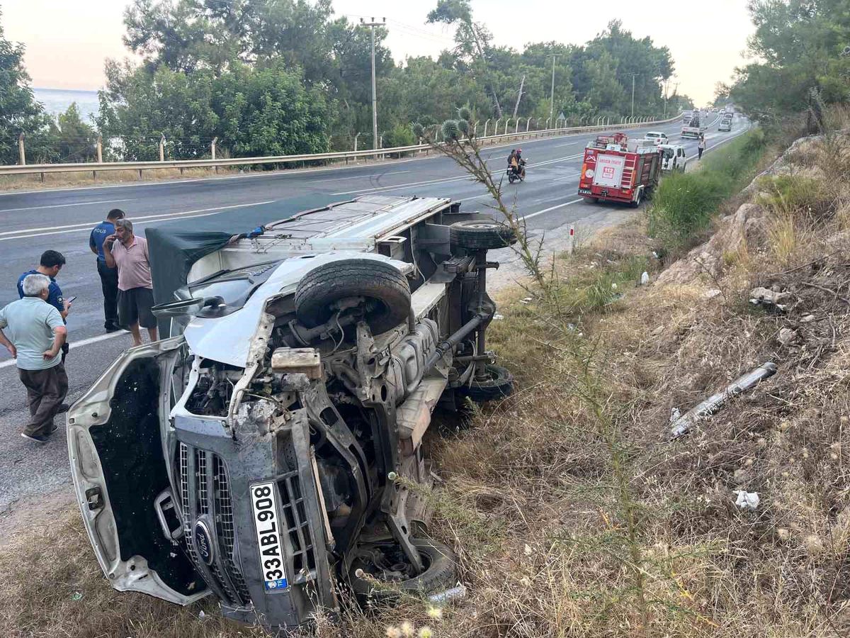 Kamyonet devrildi sürücü yaralı kurtuldu