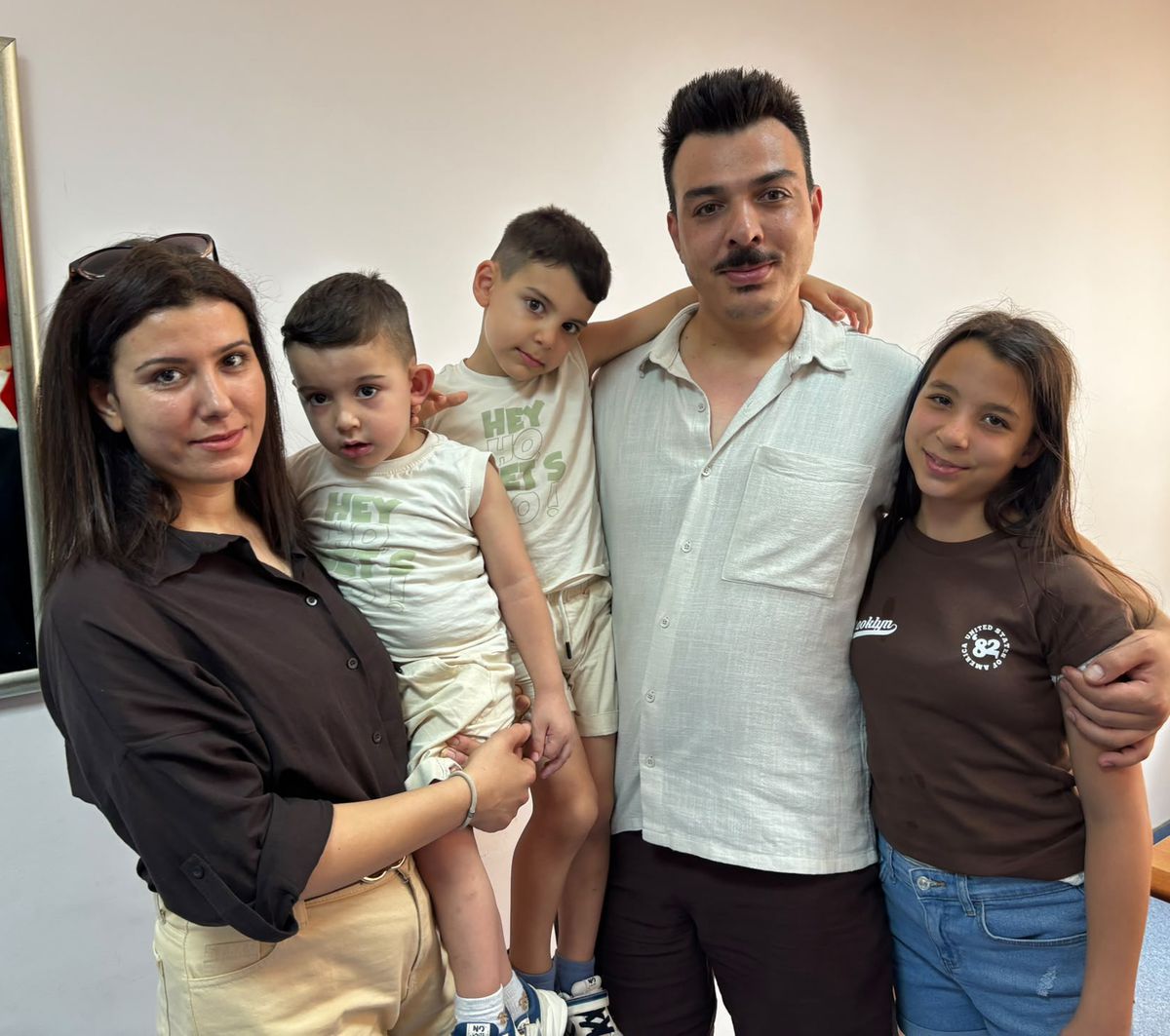 Anne ve oğlunun hastane odasında çekilmiş bir fotoğrafı.
