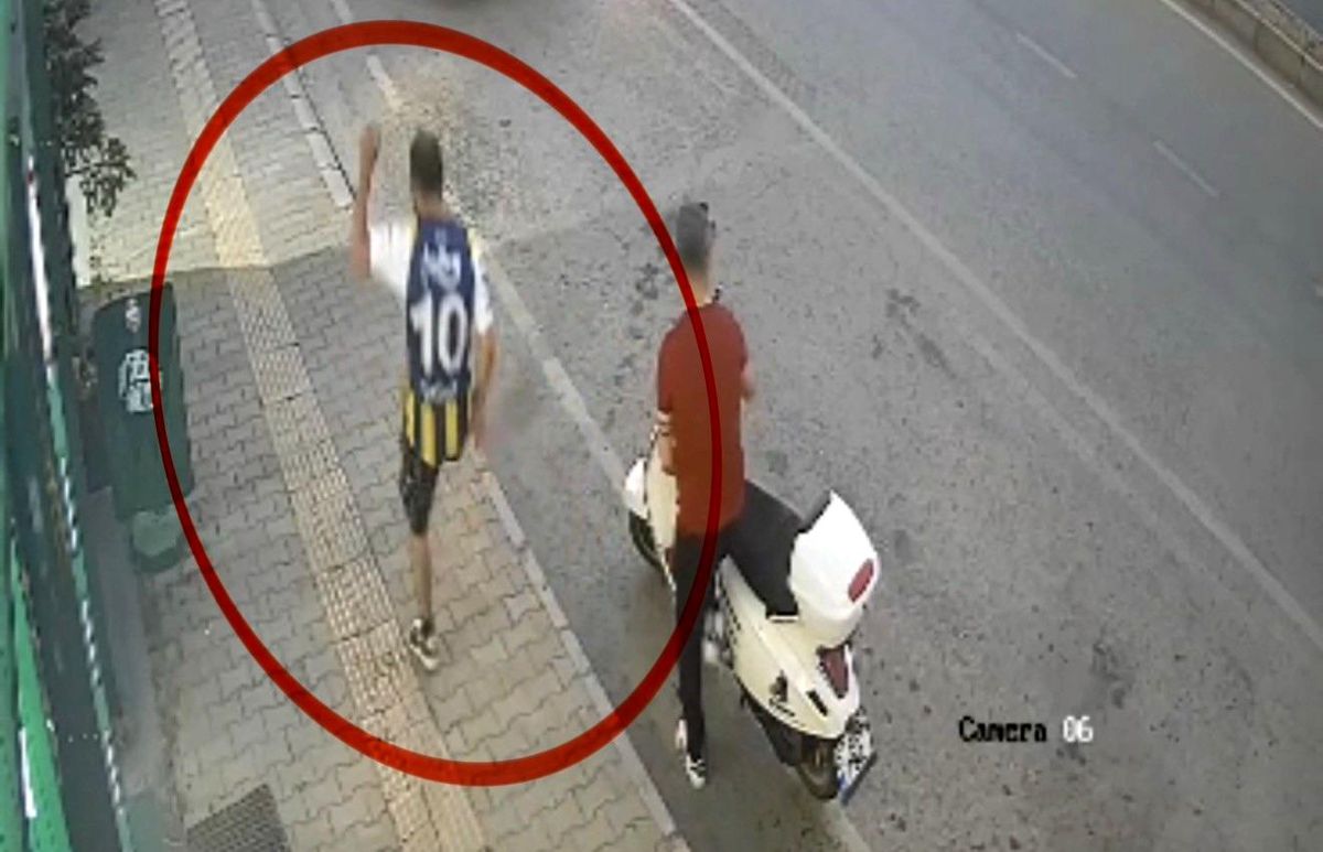 Samsun'da esnafın beslediği kediye kimliği belirsiz bir kişi tarafından tekme atılması güvenlik kamerasına yansıdı.