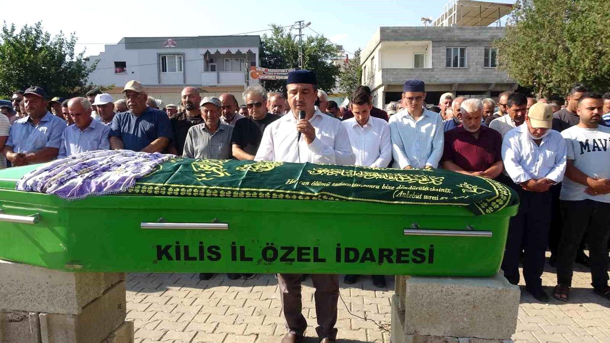 Kilis'te eşi tarafından silahla vurularak öldürülen kadın son yolculuğuna uğurlandı
